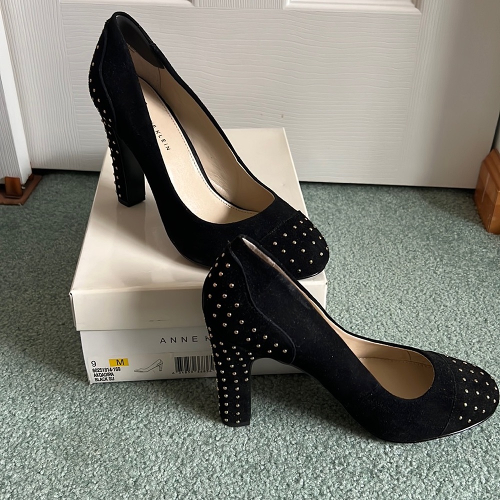 NWT black heels with gold sequin accents